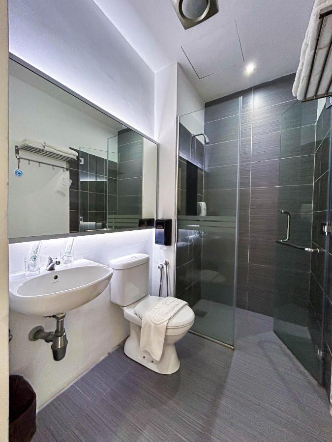 Cel Hotel Skudai Esterno foto